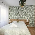 Joli Juste Renove Vue Sur L'eglise Apartment *