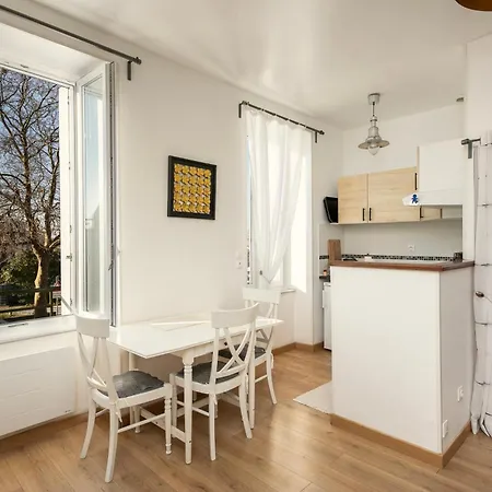 Joli Juste Renove Vue Sur L'eglise *