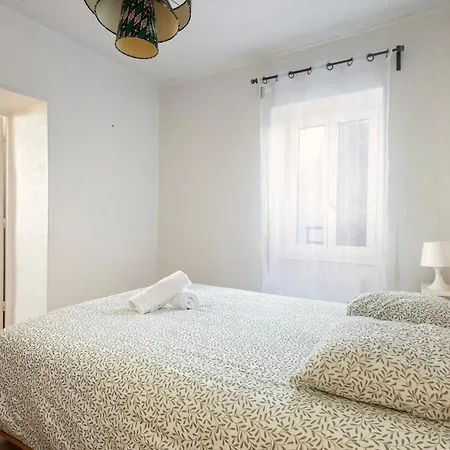 Joli Juste Renove Vue Sur L'eglise *