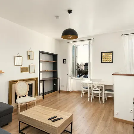 Joli Juste Renove Vue Sur L'eglise *