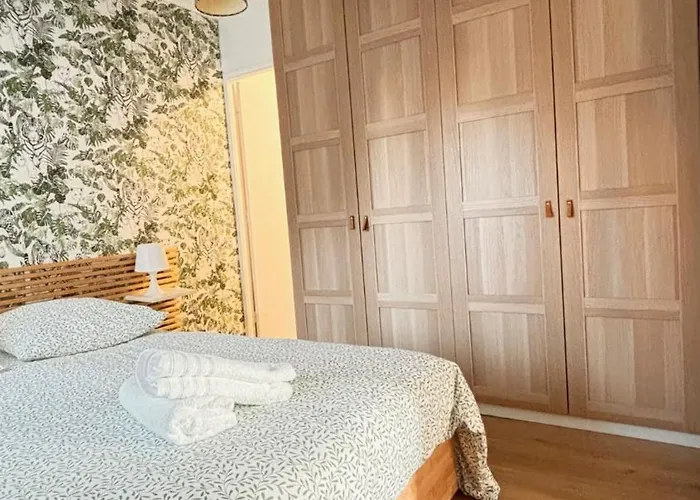 Joli Juste Renove Vue Sur L'eglise Apartamento