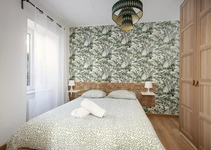 Joli Juste Renove Vue Sur L'eglise Апартаменты *