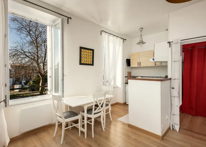 Joli Juste Renove Vue Sur L'eglise *