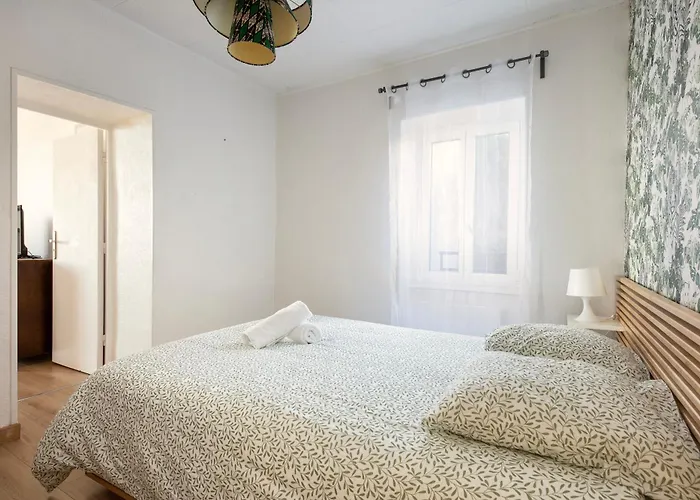 Joli Juste Renove Vue Sur L'eglise *