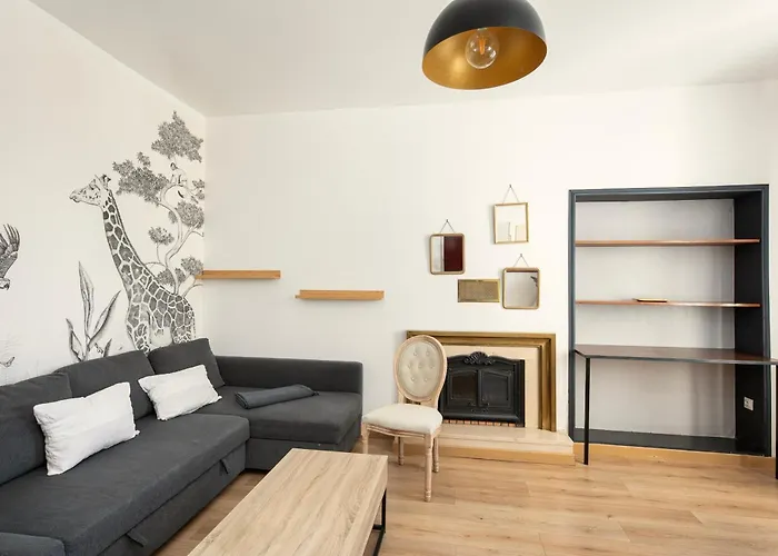 Joli Juste Renove Vue Sur L'eglise Брест