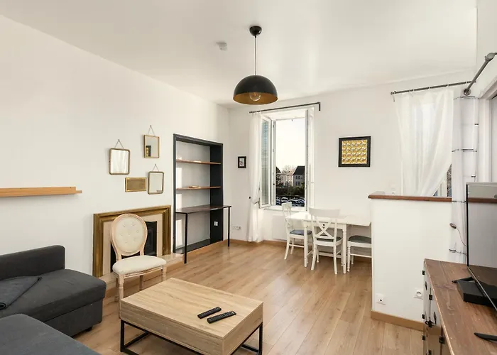 Joli Juste Renove Vue Sur L'eglise *